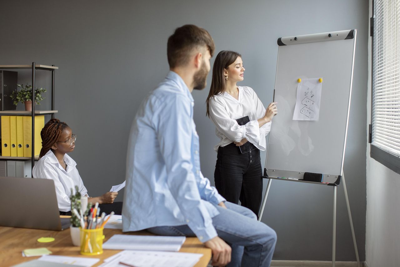 Pessoas em uma sessão de trabalho colaborativo