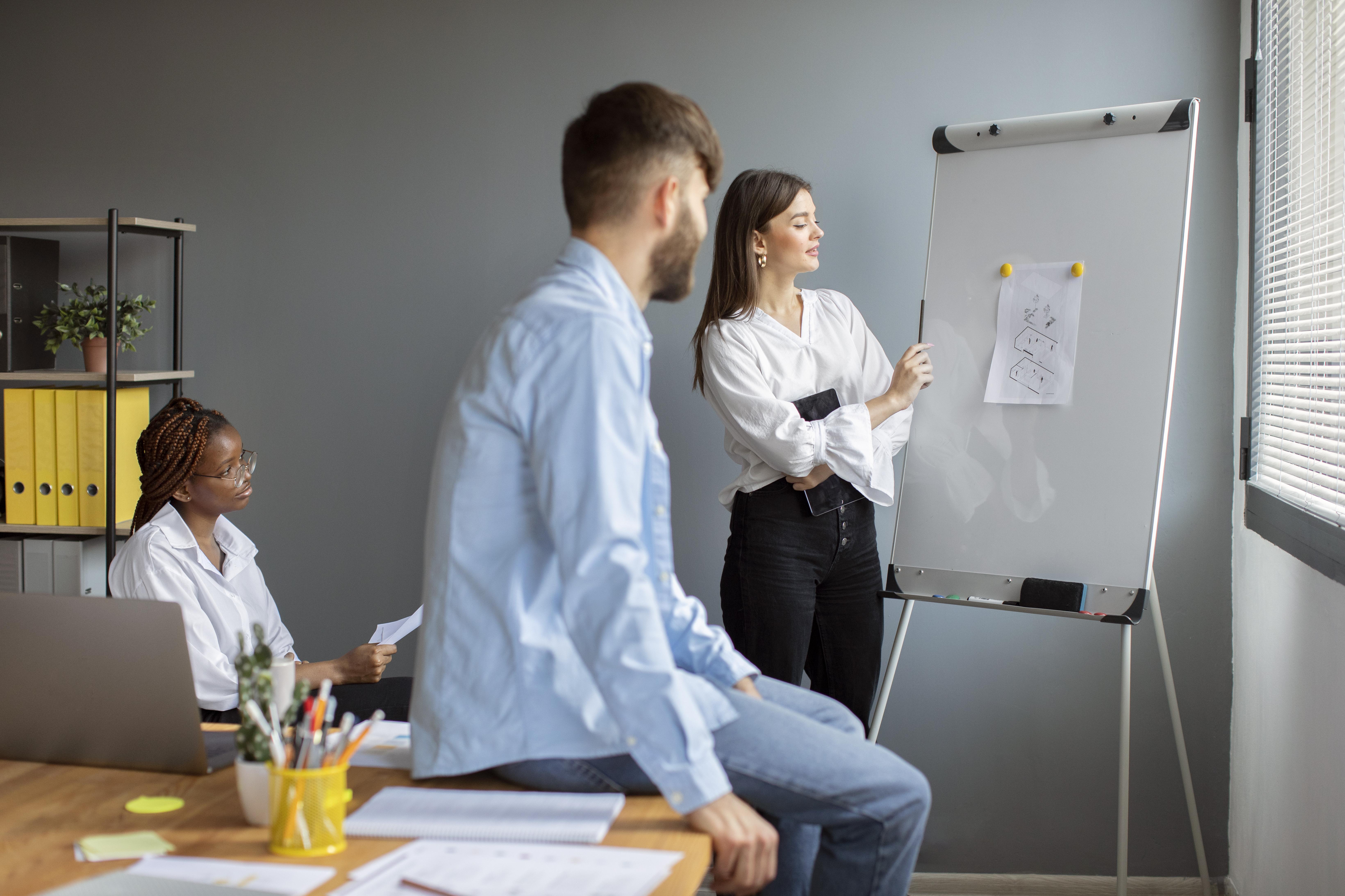 Pessoas em uma sessão de trabalho colaborativo